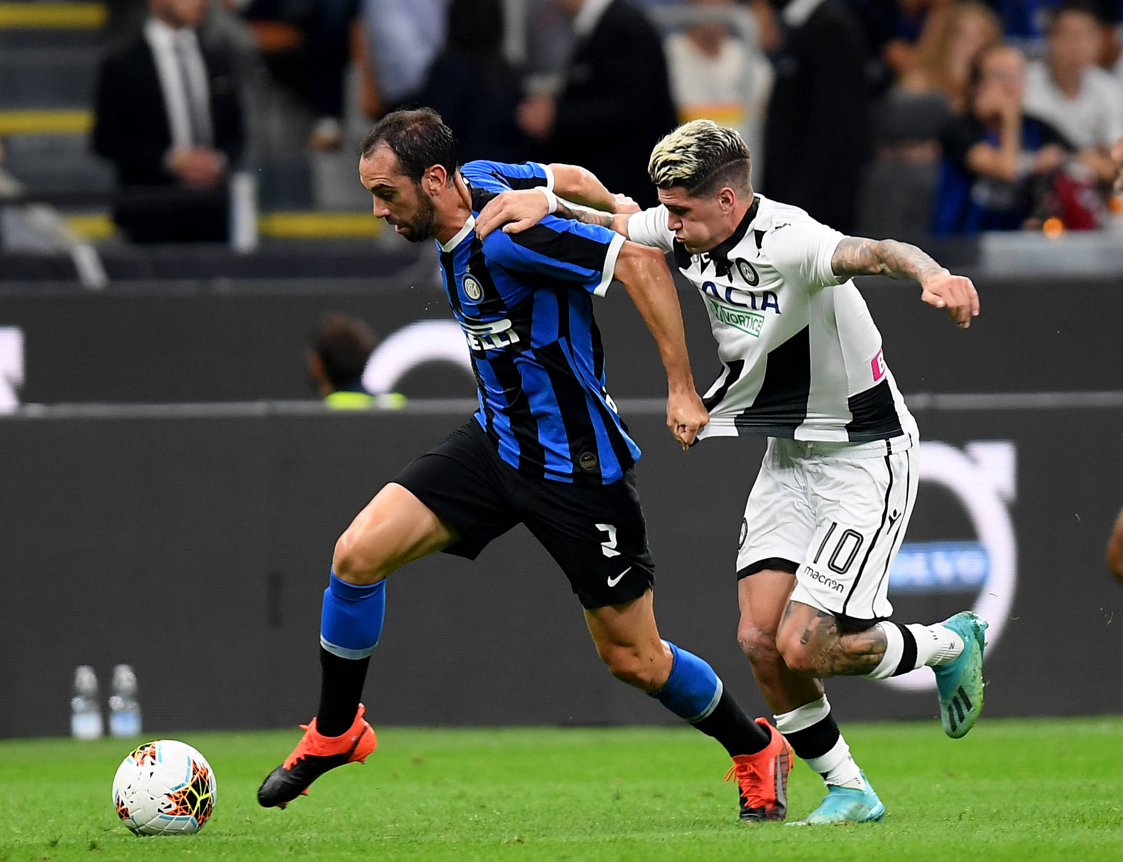 中超：上海海港主场4-1击败深圳队（中超联赛：上海海港主场4比1力克深圳队）